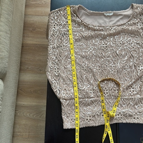 Sequin batwing half sleeve gold top SZ M/L - Picture 7 of 8